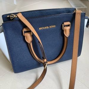 Micheal Kors Crossbody Purse